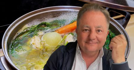 Robert Makłowicz gotuje rosół na sprawdzonym patencie. Podbija smak lepiej niż maggi