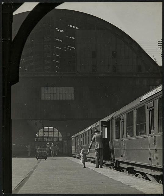 Mocne, czarno-białe fotografie uliczne z Londynu lat 30. i 40. 5