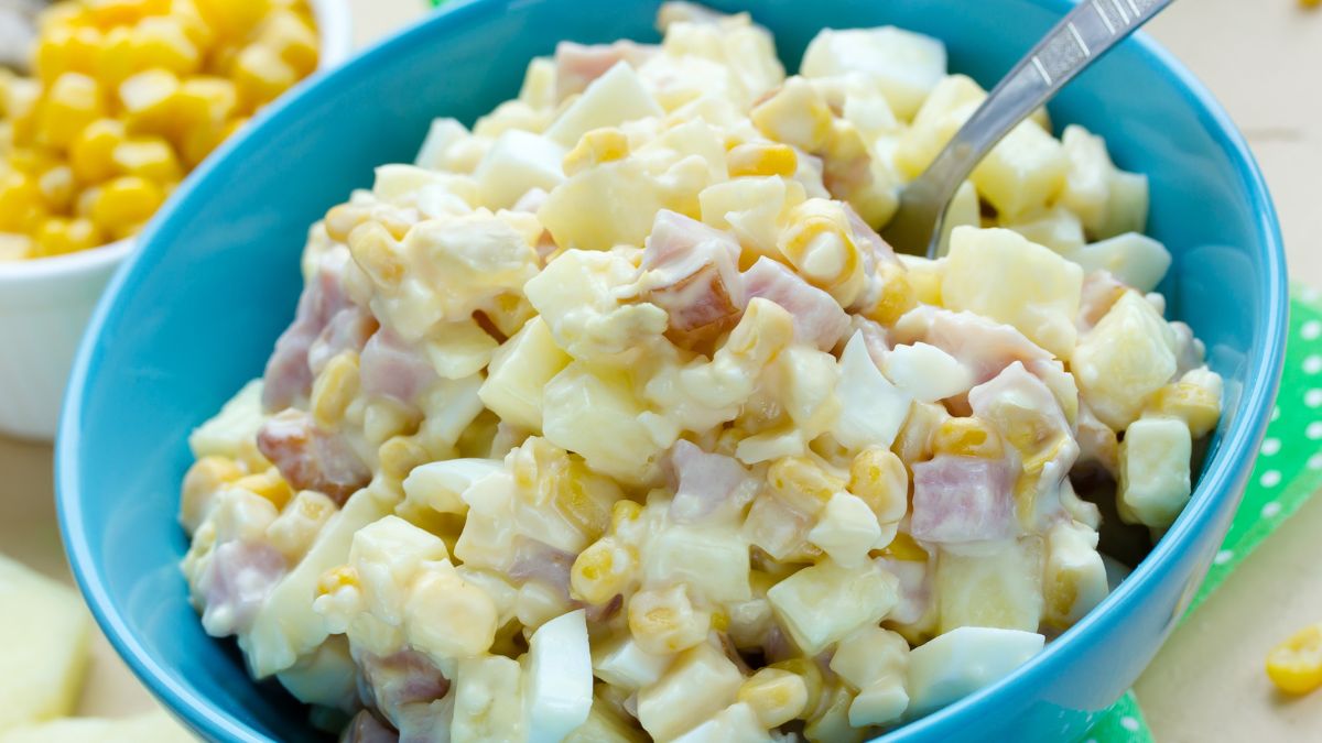 Sałatka z szybką i ananasem