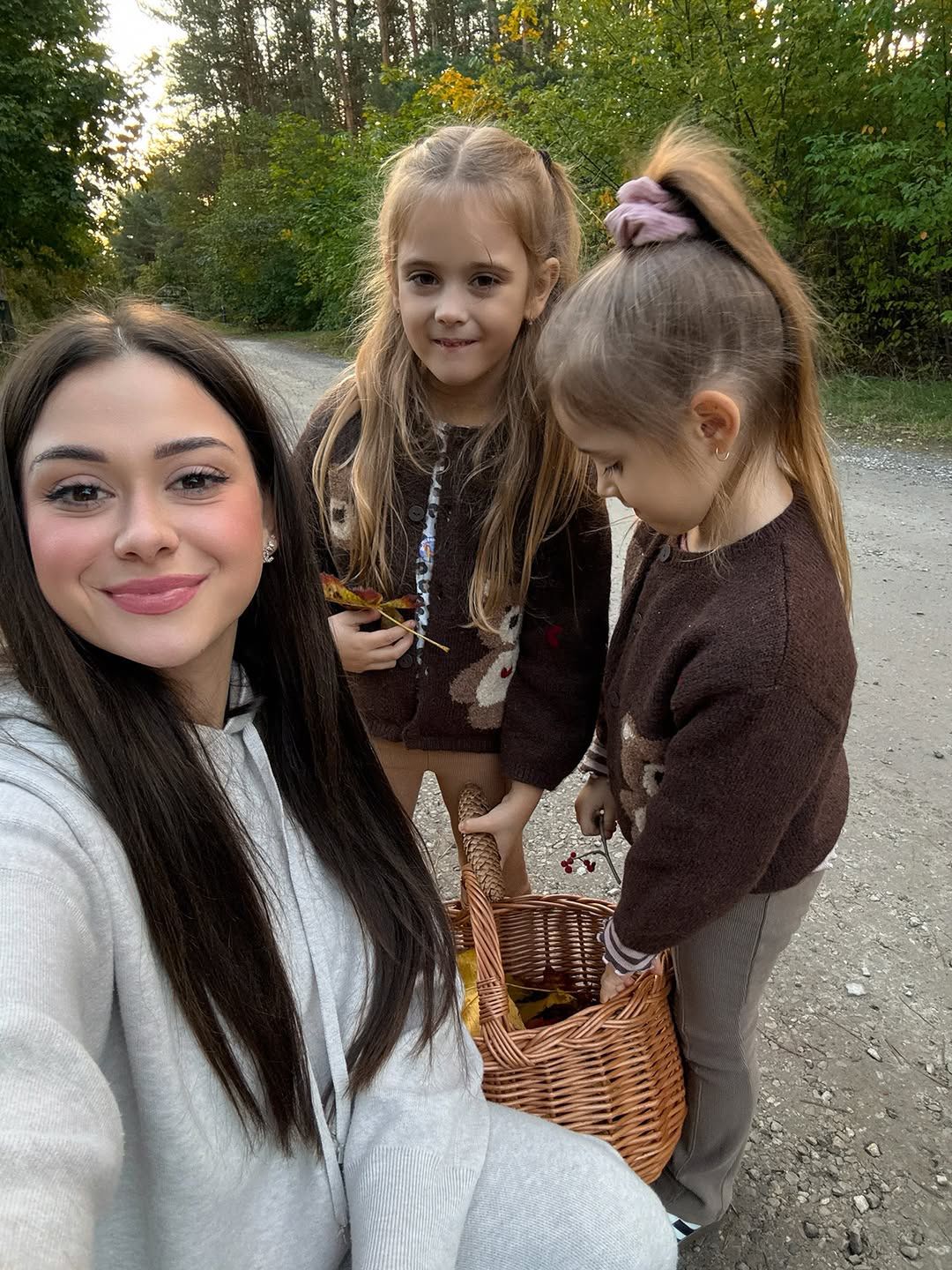 Sylwia Przybysz z córkami