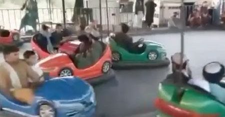 Talibowie przejęli... wesołe miasteczko. Żołnierze jeździli elektrycznymi samochodzikami