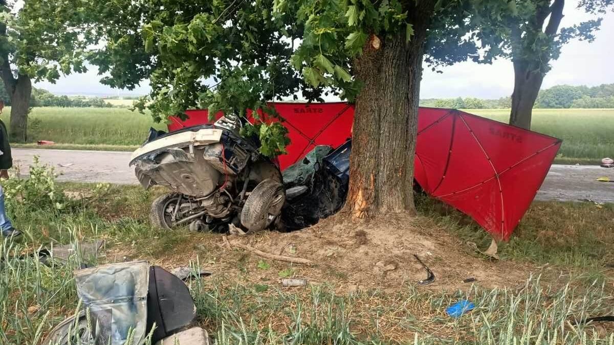 BMW roztrzaskane na drzewie w miejscowości Żółkiew