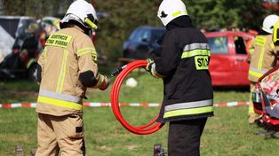 Powiatowe zawody sportowo‑pożarnicze Ochotniczych Straży Pożarnych w Jastrzębiu. Wzięło udział 10 drużyn męskich i dwie żeńskie