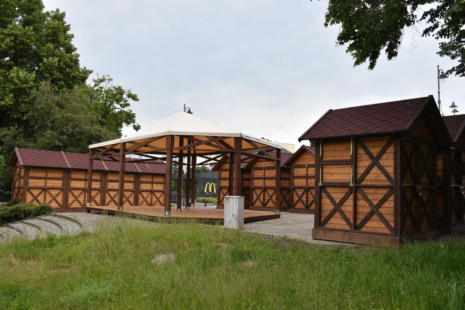 Strefa handlowa w centrum Malborka. Pawilony do wynajęcia