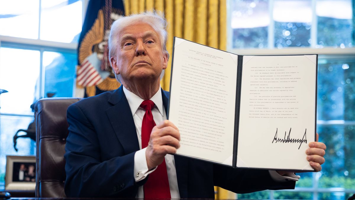 US President Donald Trump signs executive order on auto tariffs
epa11990568 US President Donald Trump holds up an executive order on auto tariffs after signing it in the Oval Office at the White House in Washington, DC, USA, 26 March 2025.  EPA/FRANCIS CHUNG / POOL 
Dostawca: PAP/EPA.
FRANCIS CHUNG / POOL
white house, washington, politics, press conference, government