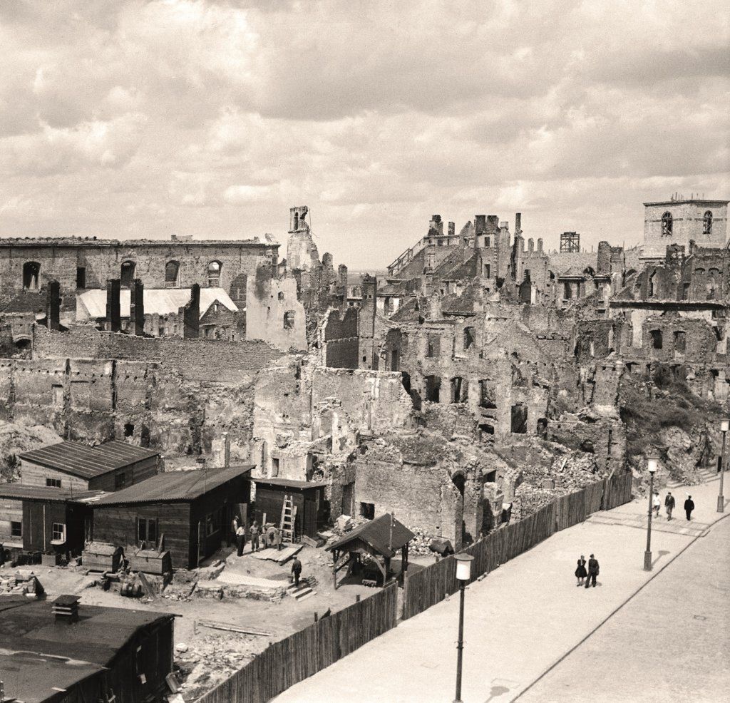 Codzienny widok mieszkańców Warszawy jeszcze wiele lat po wojnie, czyli ruiny poprzecinane ulicami.
