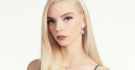Złote Globy 2021: Anya Taylor-Joy z "Gambitu Królowej" TRIUMFUJE w szmaragdowej sukni Dior Haute Couture (ZDJĘCIA)