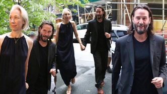 Uśmiechnięci Keanu Reeves i Alexandra Grant maszerują na Broadway, trzymając się za ręce (ZDJĘCIA)