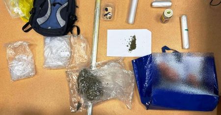 Kielce: Wpadka młodego dilera. Uciekając przed policją próbował pozbyć się plecaka z narkotykami