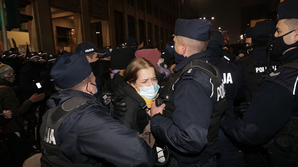 Zdjęcie dnia. Sejm zablokowany przez Strajk Kobiet. Policja zatrzymuje protestujących 1