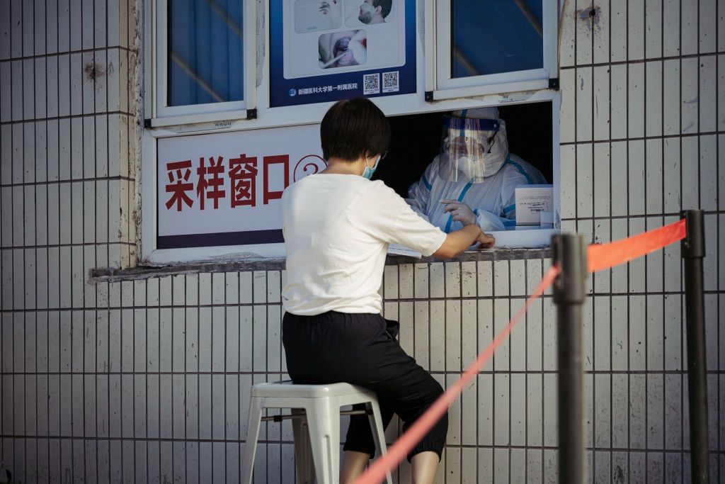 Chiny zmuszają ludzi do brania leków. Mieszkańcy są oburzeni