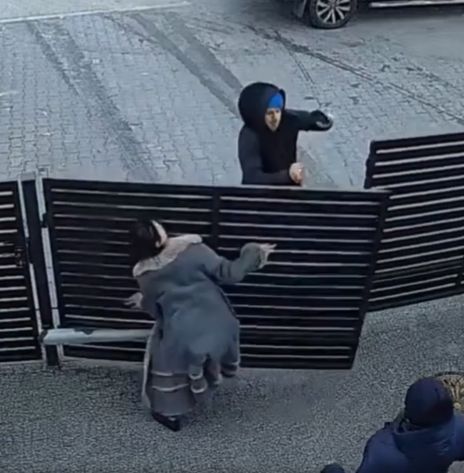 Antek Królikowski ROZWALIŁ BRAMĘ na posesji Dariusza Opozdy. Mężczyzna groził: "BĘDZIECIE STĄD WIAĆ"