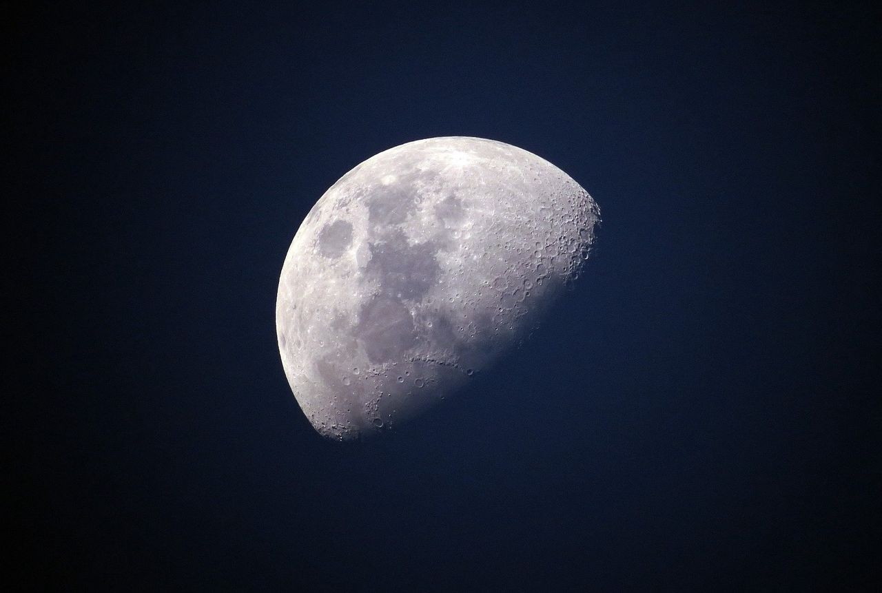 Wyjątkowe odkrycie na Księżycu. Chiński łazik natrafił na przezroczyste kule