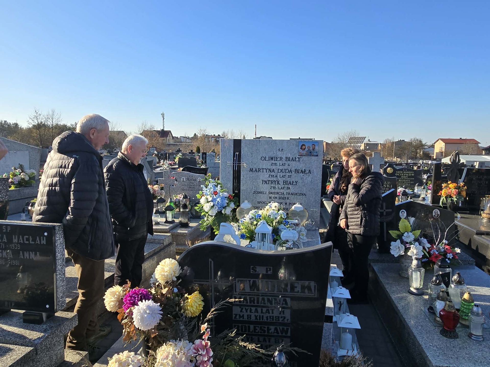 Bliscy ofiar wypadku codziennie spotykają się na cmentarzu
