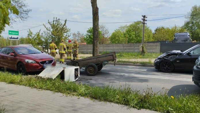 Groźne zdarzenie z udziałem ciągnika rolniczego w Mrągowie. BMW i Volvo uszkodzone