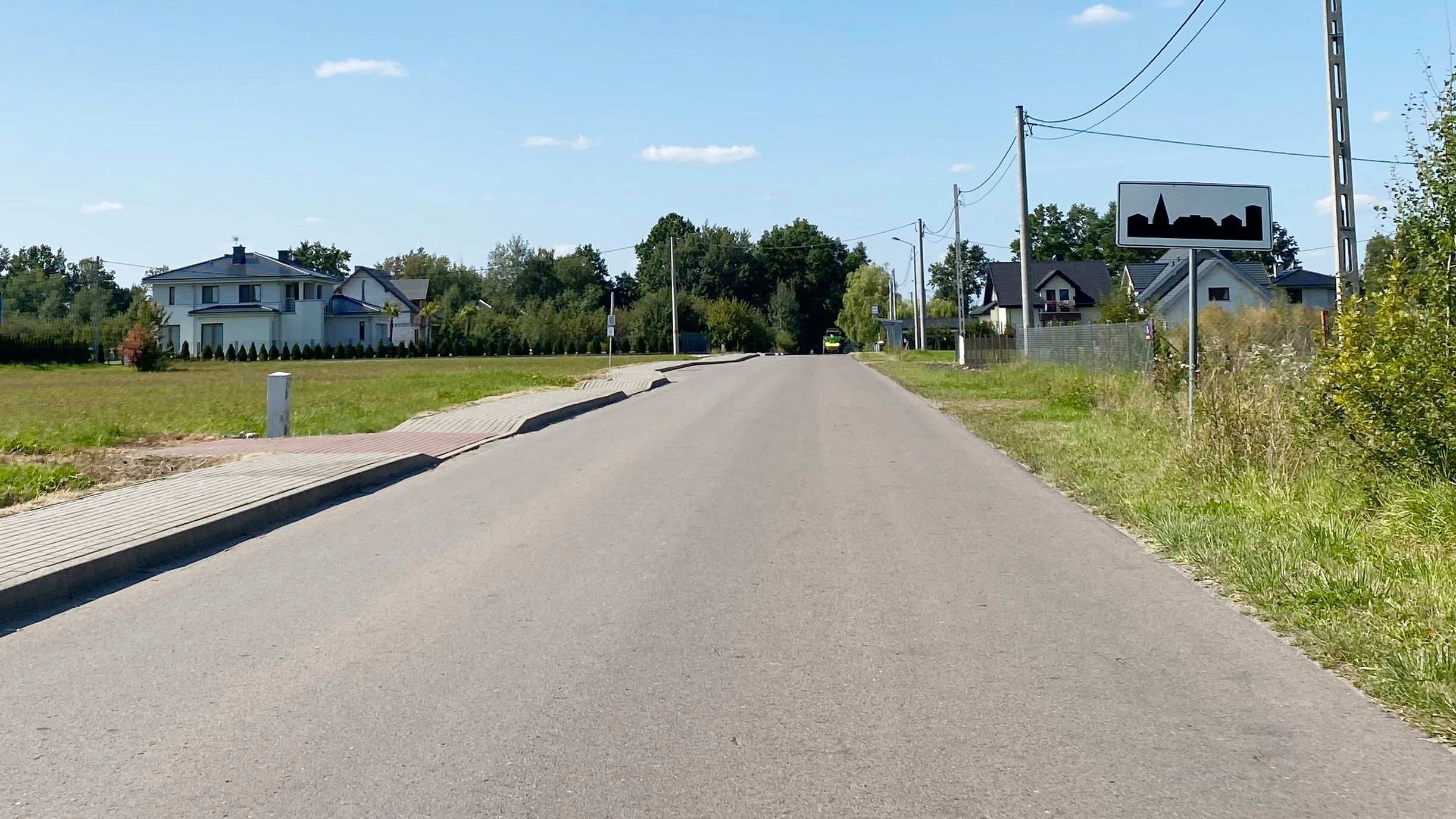 Znak D-42 oznaczający początek obszaru zabudowanego, który nie zostaje odwołany znakiem D-43, jeśli jedziemy w przeciwnym kierunku. Brak znaku nie oznacza jednak, że ktoś go ukradł. Tak może być.