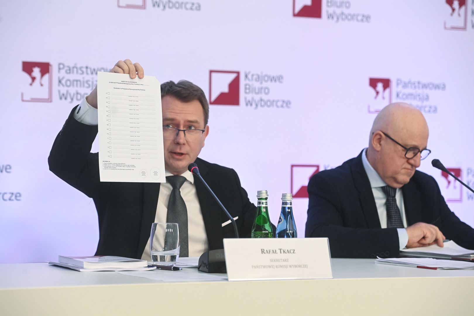 Warszawa, 16.05.2025. Wybory prezydenckie 2025 - I tura. Przewodniczący Państwowej Komisji Wyborczej Sylwester Marciniak (P) oraz sekretarz PKW Rafał Tkacz (L) na konferencji prasowej w siedzibie PKW w Warszawie, 16 bm. W najbliższą niedzielę 18 maja odbędzie się pierwsza tura wyborów prezydenckich. (jm) PAP/Piotr Nowak