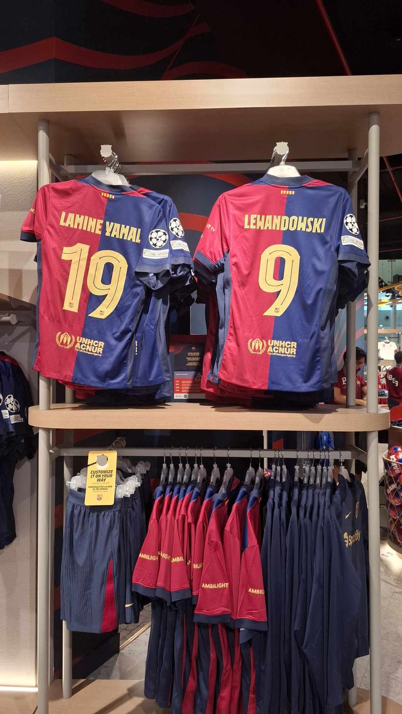 Koszulki Lewandowskiego i Yamala powieszone są w najbardziej widocznym miejscu