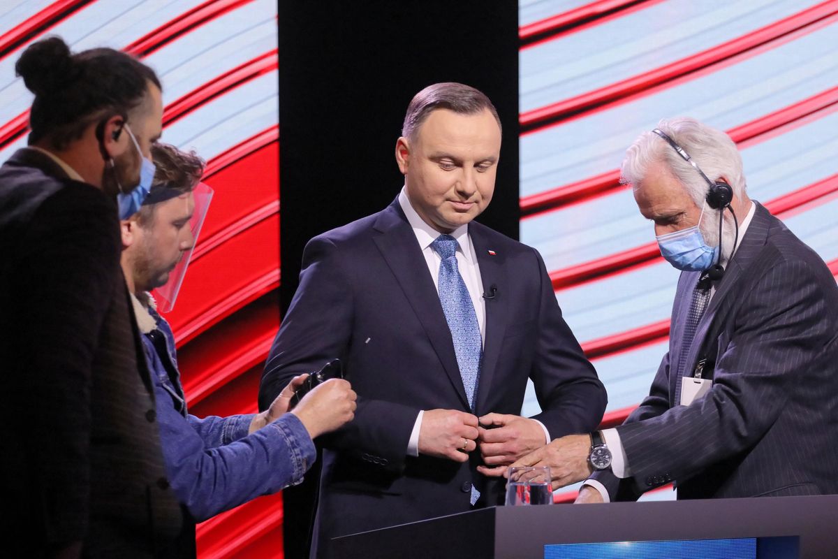 Debata prezydencka TVP. Andrzej Duda nie odpuszczał rywalom. Gorąco przed siedzibą TVP