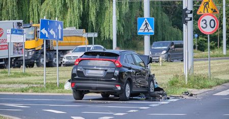 Mitsubishi wjechało w słup. Nie działa sygnalizacja na skrzyżowaniu