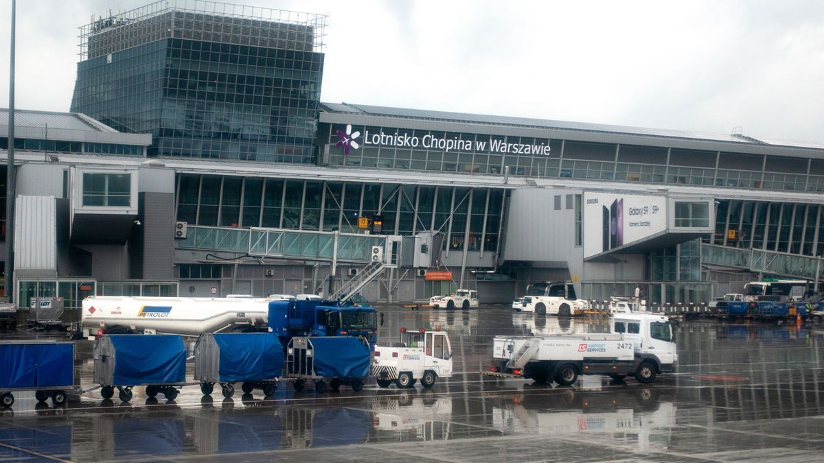 Lotnisko Chopina; Okęcie; LOT; lotnictwo; lotnictwo cywilne; port lotniczy; Warszawa