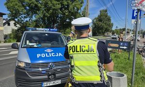 Rowerzysta aż wyleciał w powietrze. Policja publikuje nagranie