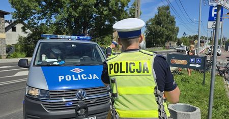 Rowerzysta aż wyleciał w powietrze. Policja publikuje nagranie