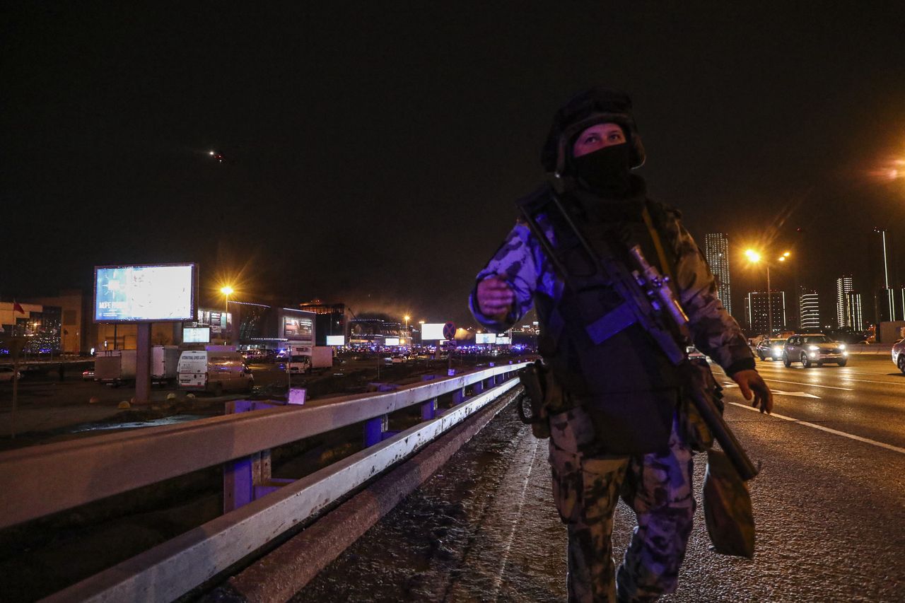 Russian policeman near the burning Krokus concert hall