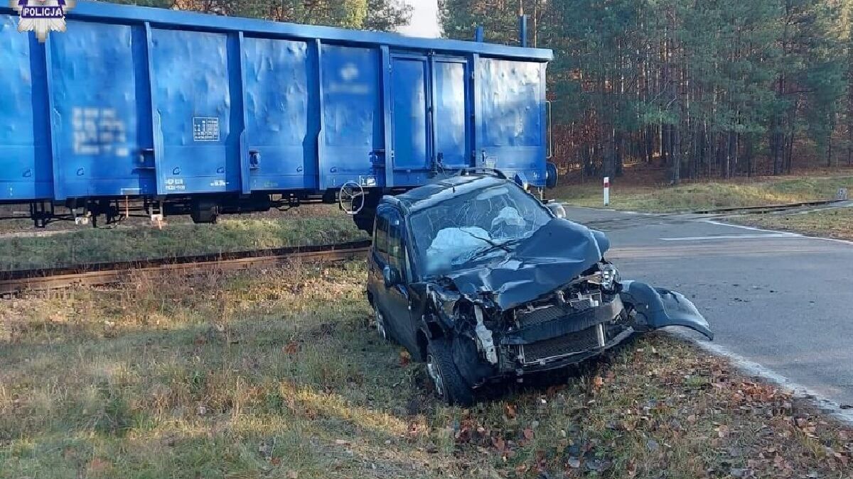 Pociąg towarowy zderzył się z samochodem