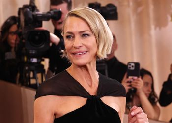 Robin Wright nagle odwróciła się tyłem. Spadł na nią deszcz fleszy