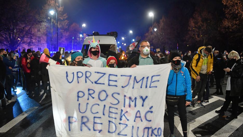 Warszawa, 18.11.2020. Protestujšcy podczas "Blokady Sejmu" w Warszawie, 18 bm. Od 22 października br. w całej Polsce trwajš protesty przeciw zaostrzeniu prawa aborcyjnego. (aldg) PAP/Radek Pietruszka