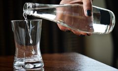 Nowość w znanej sieci. Wodę będzie można kupić w zwrotnej butelce