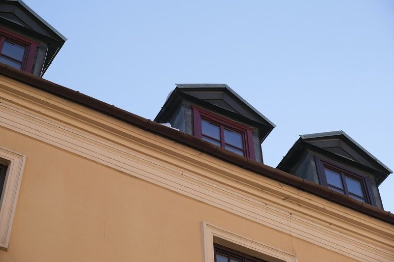 Zlodowaciały śnieg zsunął się z dachu kamienicy na Starym Mieście