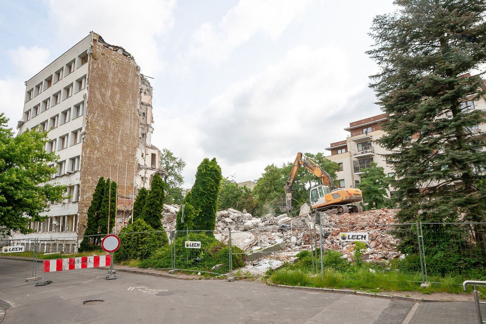 Z mapy Bydgoszczy znikają sześciopiętrowy biurowiec i dwa inne budynki przy ul. Jagiellońskiej 34. 