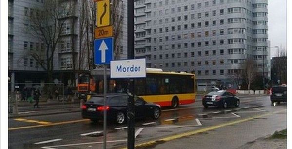 "Mordor" na Domaniewskiej. Służby szybko zajęły się tabliczką na Mokotowie