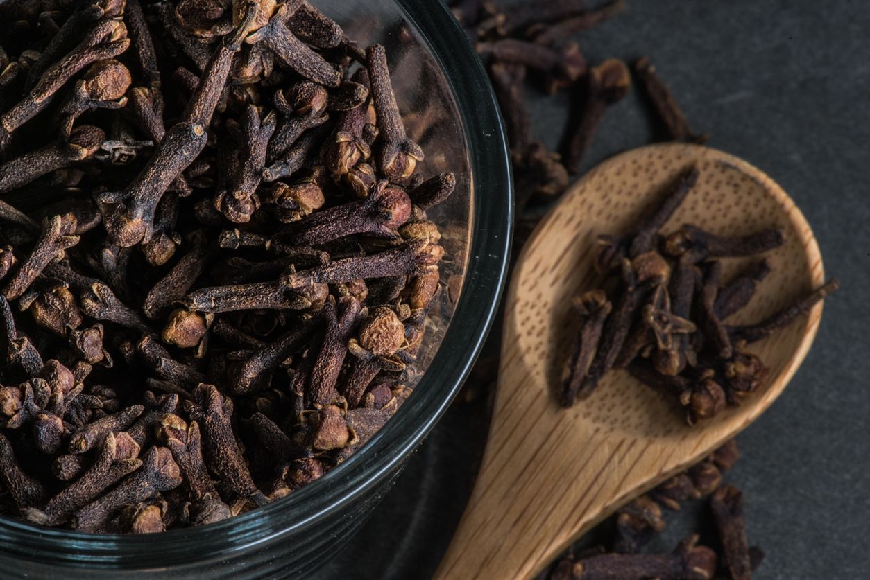 Mieszanka lnu i goździków na pasożyty. Przygotujesz ją samodzielnie