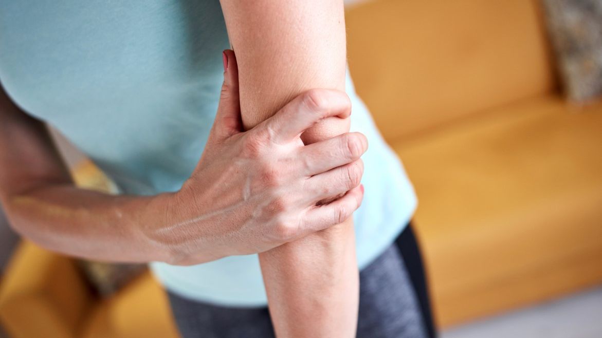 Parestezje to nietypowe wrażenia (między innymi mrowienie oraz drętwienie), które mogą pojawić się na całym ciele.