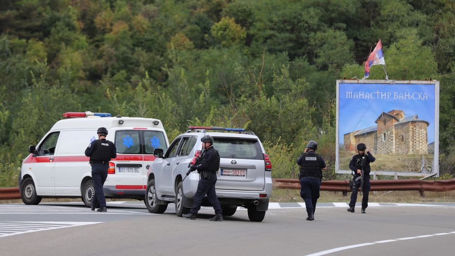 epaselect epa10880555 Kosovo police officers guard a checkpoint on the road near the village of Banjska following an attack, in Kosovo, 24 September 2023. At least one policeman was killed and another was wounded - Kosovo Prime Minister Albin Kurti confirmed on 24 September - in an attack the premier blamed on armed personnel coming from Serbia. Kosovo police have surrounded the local XIV century Serbian Orthodox Banjska monastery, stating the armed assailants are hiding in the premises. The incident comes at a fragile moment in the Kosovo - Serbia European Union-facilitated dialogue to normalize ties between the two parties. EPA/STR Dostawca: PAP/EPA.