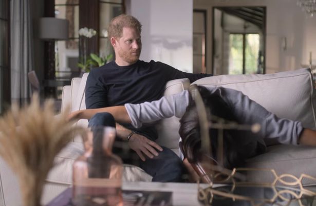 Meghan parodiuje "dyganie przed królową", a Harry obserwuje ją z niesmakiem. Internauci nie mają wątpliwości