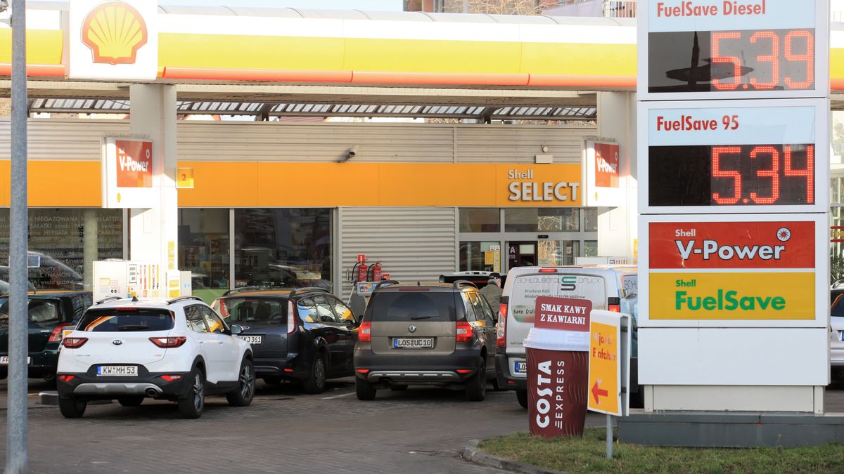 Słubice, 03.02.2022. Niemieccy kierowcy tankują paliwo na jednej ze stacji benzynowych w Słubicach, 3 bm. Po obniżce cen paliw w naszym kraju na stacjach w przygranicznych miejscowościach woj. lubuskiego znacząco zwiększyła się liczba klientów z Niemiec. Przy najbardziej przez nich lubianych stacjach można coraz częściej zobaczyć kolejki. (amb) PAP/Lech Muszyński ***Zdjęcie do depeszy PAP pt. "Niemcy/ Tańsze paliwo w Polsce przyciąga kierowców z Berlina i Brandenburgii"***