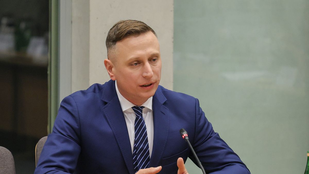 Warszawa, 21.10.2024. Wezwany na świadka europoseł KO Krzysztof Brejza zeznaje na posiedzeniu sejmowej Komisji Śledczej ds. inwigilacji systemem Pegasus, 21 bm. w Sejmie w Warszawie. (mr) PAP/Paweł Supernak