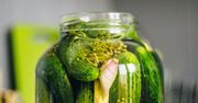 Kisili ogórki w butelce PET. Zobaczyła to polska chemiczka