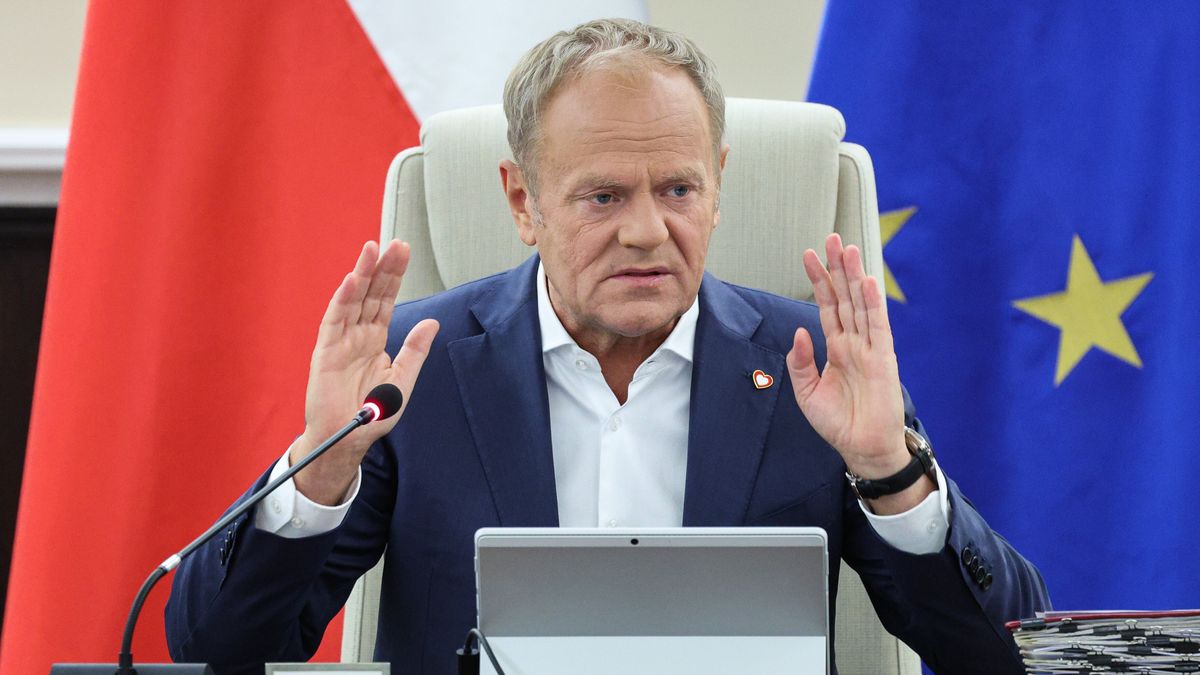 Warszawa, 06.05.2025. Premier Donald Tusk (C) podczas posiedzenia rządu w siedzibie KPRM w Warszawie, 6 bm. Rada Ministrów ma zająć się m.in projektami deregulacyjnymi, projektem ustawy o zmianie ustawy o obronie Ojczyzny oraz niektórych innych ustaw i projektem ustawy o zmianie ustawy o systemie ubezpieczeń społecznych oraz niektórych innych ustaw. (jm) PAP/Szymon Pulcyn