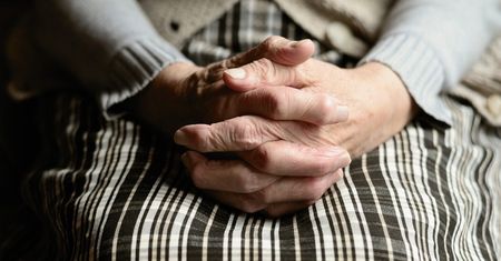 91-latka musiała wynieść się z domu i zamieszkać w oborze