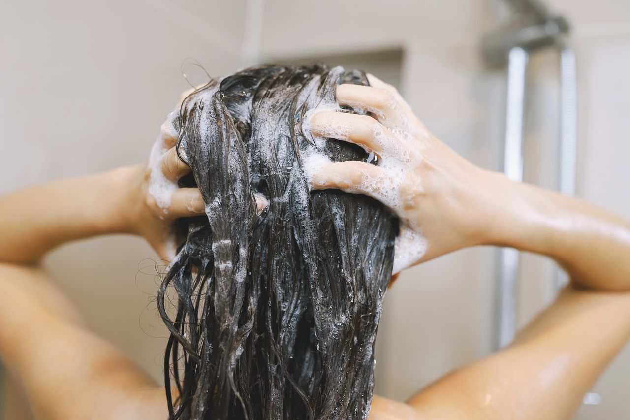 Richtig Haare waschen: Tipps für gesundes und glänzendes Haar