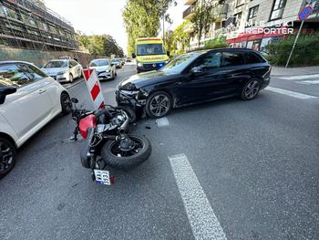 Warszawa. Zderzenie na Pradze Południe. Motocyklista przeleciał nad kierownicą