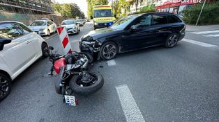 Warszawa. Zderzenie na Pradze Południe. Motocyklista przeleciał nad kierownicą