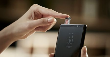 W nowej reklamie Galaxy Note 8 istotną rolę odgrywa... Apple