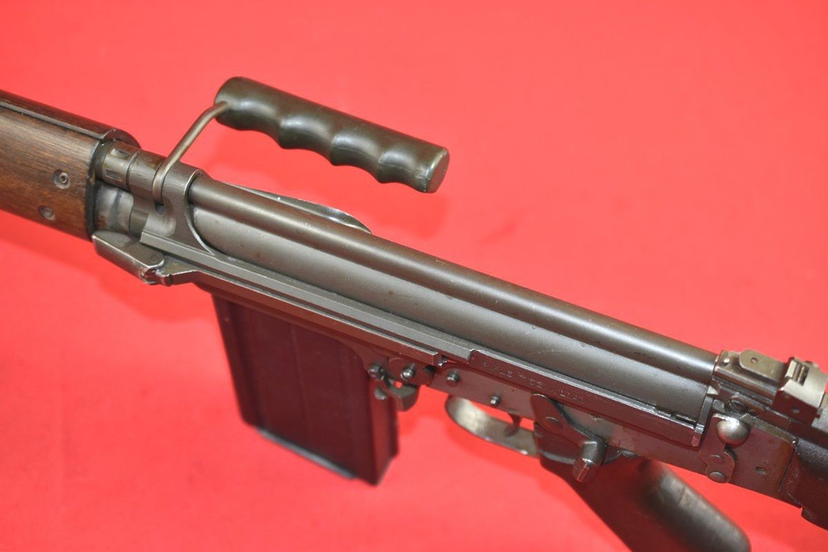 Karabiny L1A1 (FN FAL) miały charakterystyczny składany uchwyt do przenoszenia.