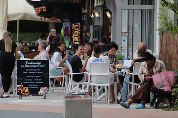 Firmy liczą na wakacyjne zyski, ale inwestycyjny hamulec zaciągnięty